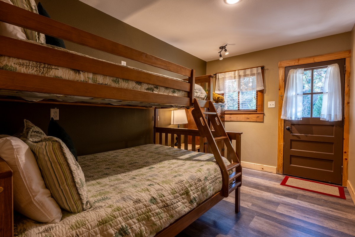 Estes Park condo bedroom near RMNP